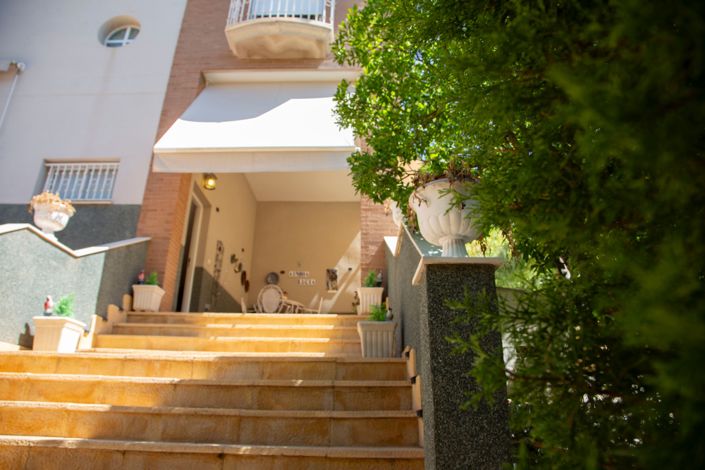 Image No.6-4 Bed House for sale
