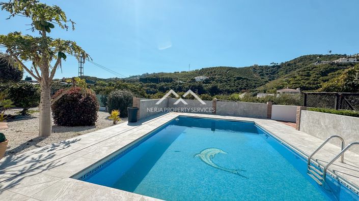 Image No.2-Villa de 4 chambres à vendre à Nerja
