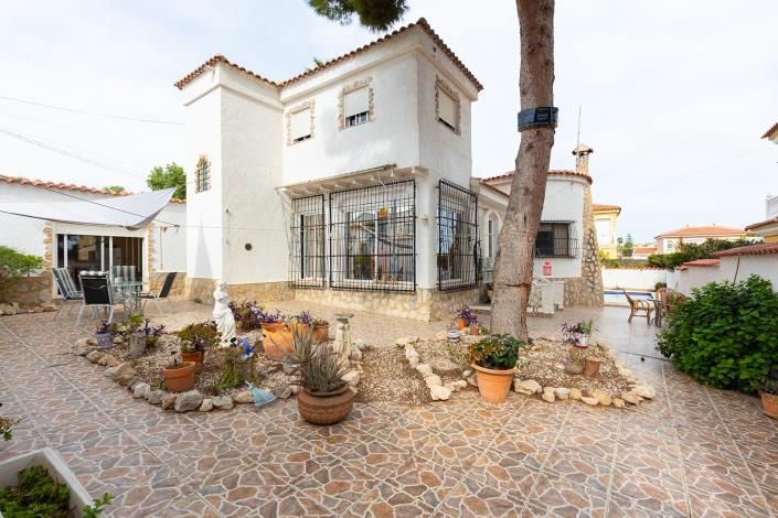 Image No.38-5 Bed Villa / Detached for sale