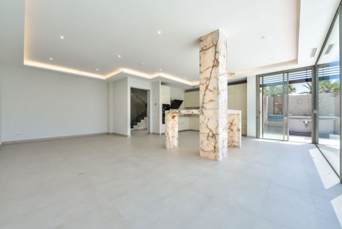 Image No.12-6 Bed Villa for sale