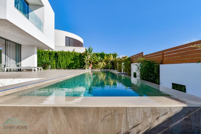 Image No.2-6 Bed Villa for sale