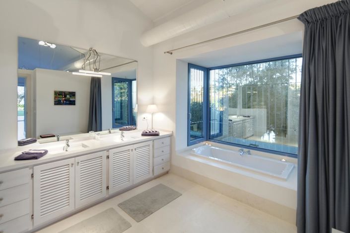 Image No.19-5 Bed Property for sale