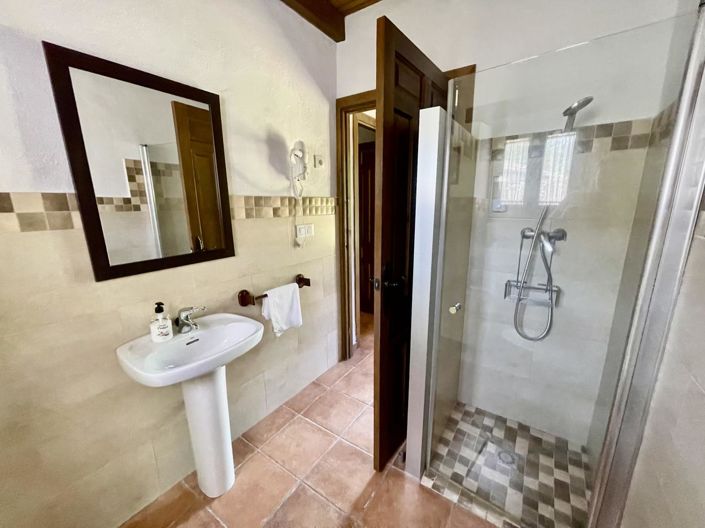 Image No.16-5 Bed Property for sale