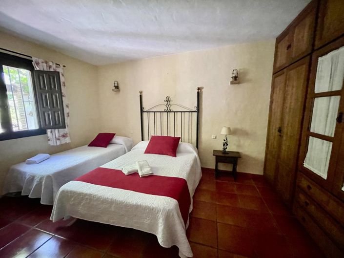 Image No.24-5 Bed Property for sale