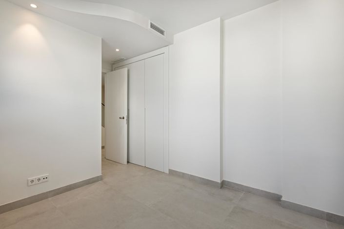 Image No.14-4 Bed Property for sale