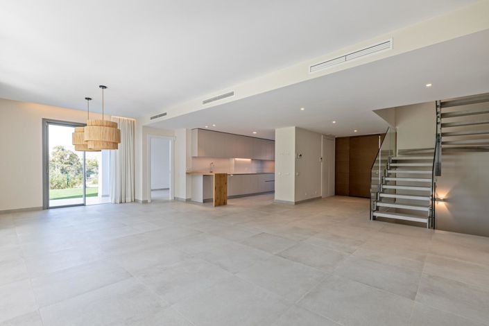 Image No.5-4 Bed Property for sale