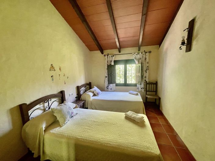 Image No.19-5 Bed Property for sale