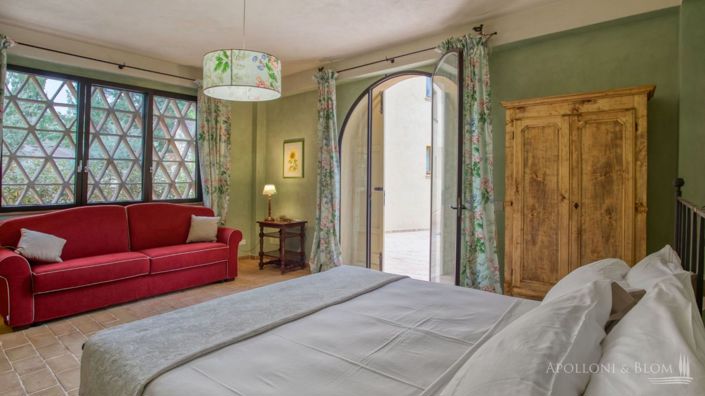 Image No.21-18 Bed Villa for sale