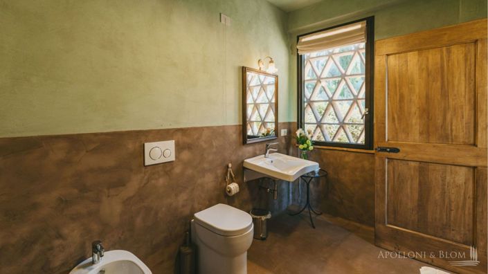 Image No.30-18 Bed Villa for sale