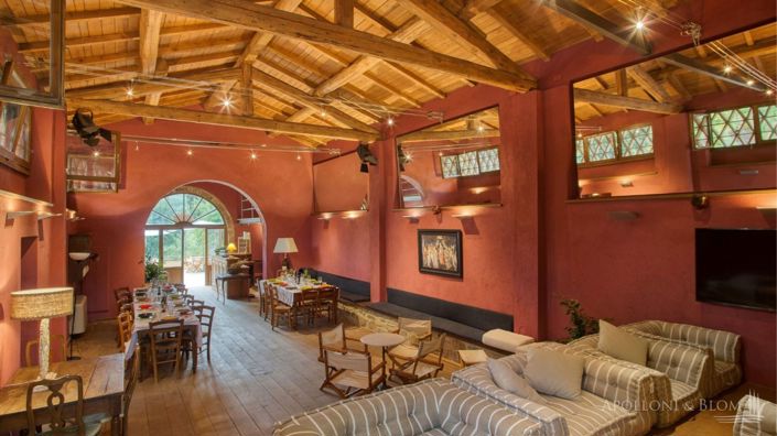 Image No.9-18 Bed Villa for sale