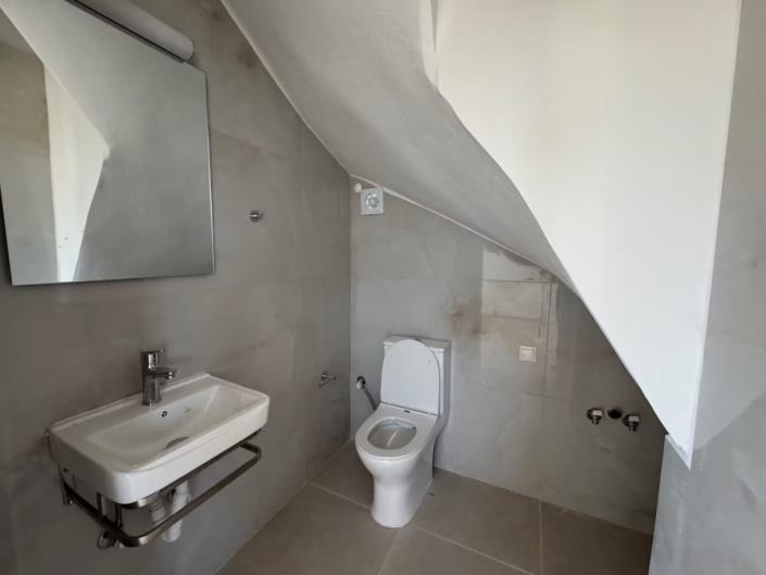 Image No.10-3 Bed House for sale