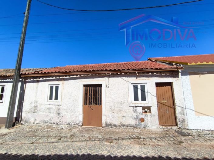 Single storey 2 bedroom house to renovate parish of Aguda