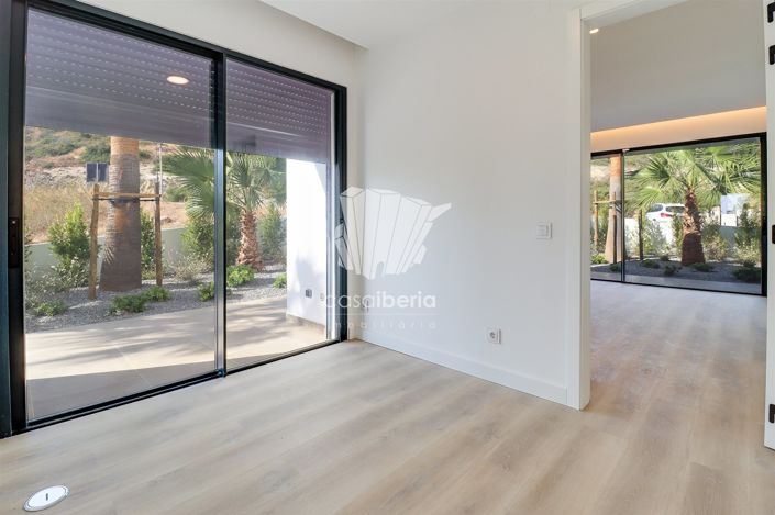 Image No.12-4 Bed House for sale