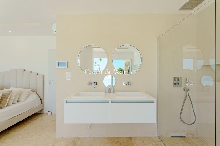 Image No.4-4 Bed Property for sale