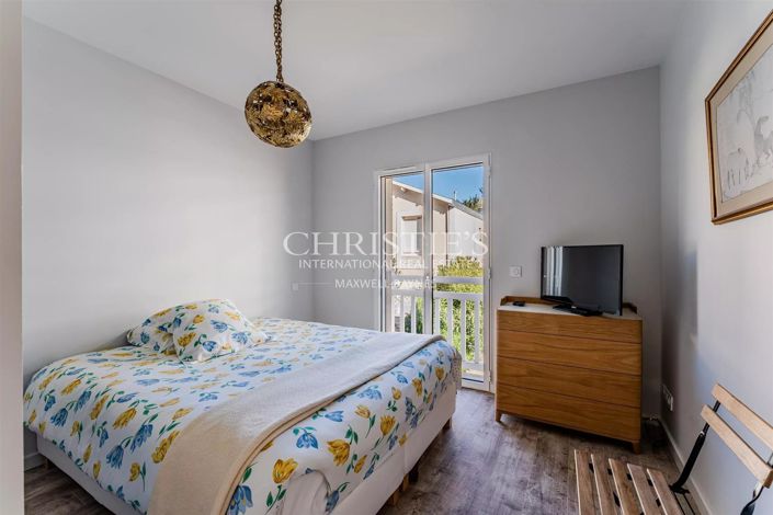 Image No.8-6 Bed House for sale