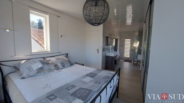 Image No.10-5 Bed Property for sale