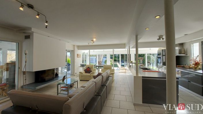 Image No.8-5 Bed Property for sale