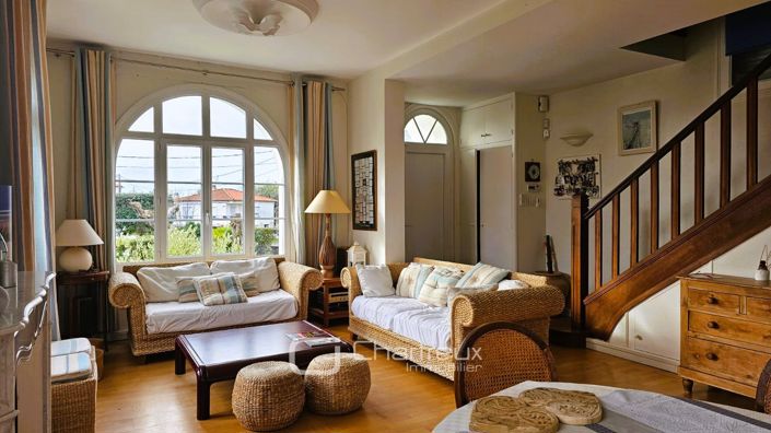 Image No.8-5 Bed House for sale