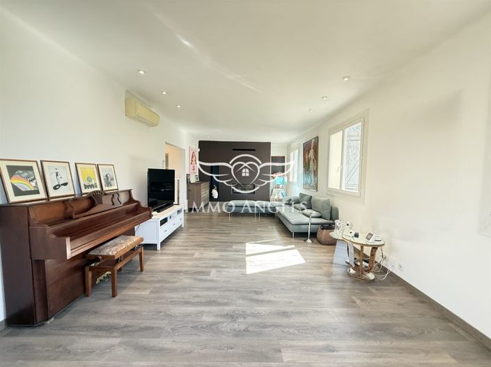 Image No.8-5 Bed House for sale