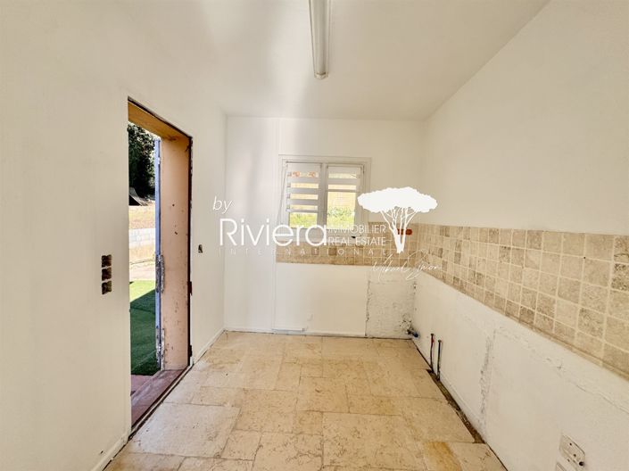 Image No.8-5 Bed House for sale