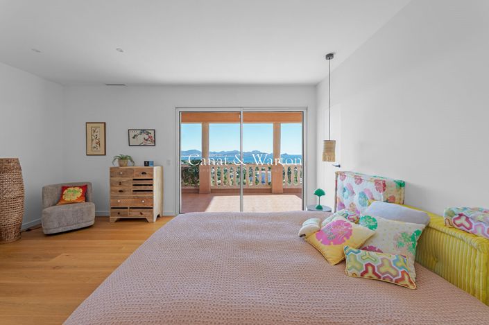 Image No.12-3 Bed Property for sale