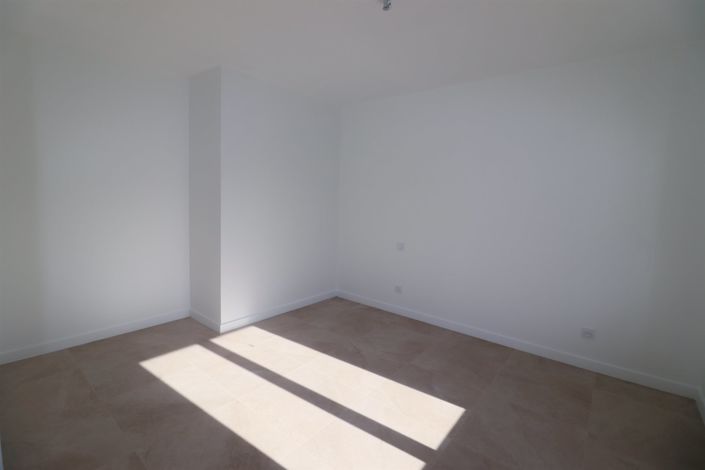 Image No.10-3 Bed House for sale