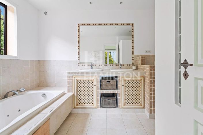 Image No.11-5 Bed House for sale