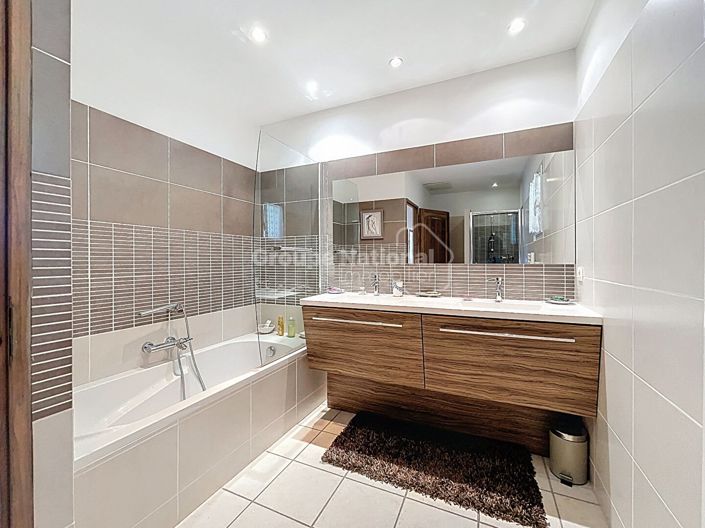 Image No.15-4 Bed Property for sale
