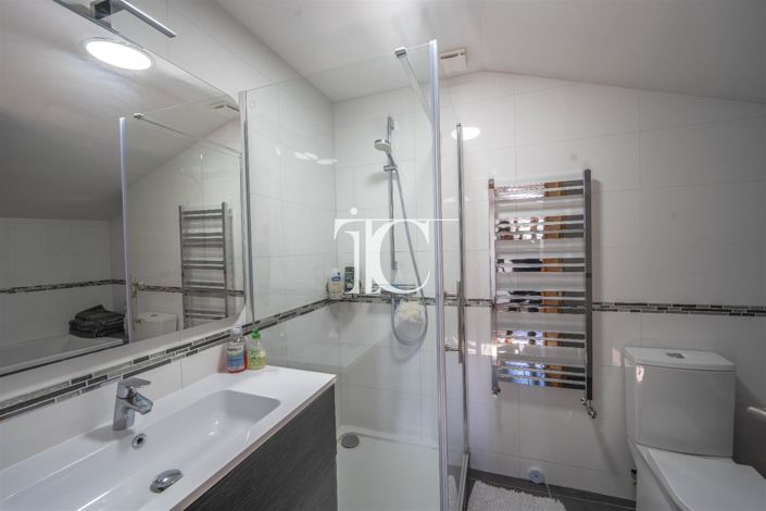 Image No.18-8 Bed House for sale