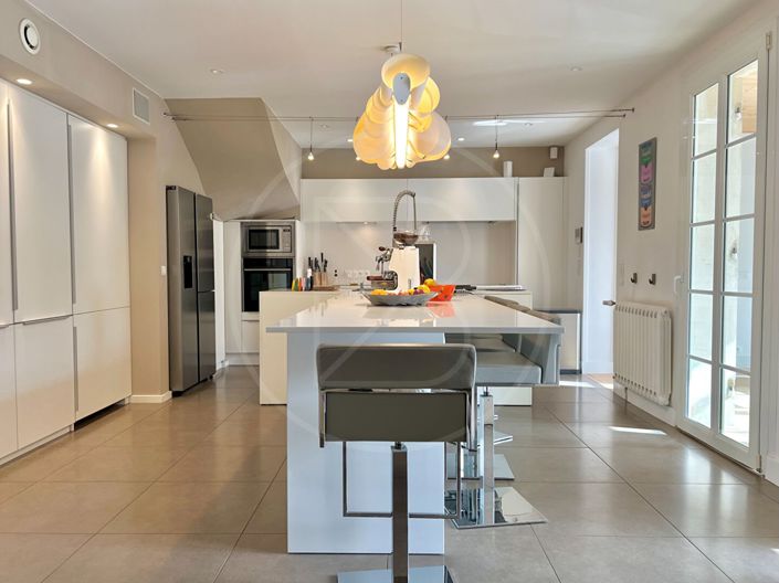 Image No.8-5 Bed House for sale