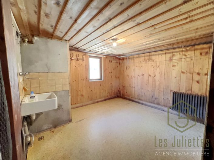Image No.10-3 Bed House for sale