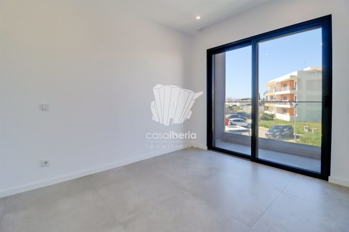 Image No.26-4 Bed House for sale