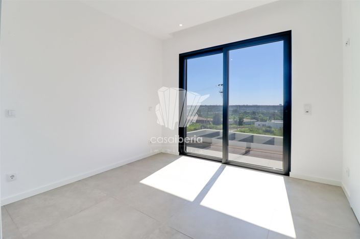 Image No.28-4 Bed House for sale