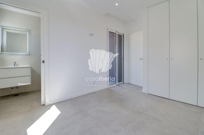 Image No.26-4 Bed House for sale