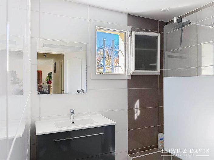 Image No.10-3 Bed House for sale