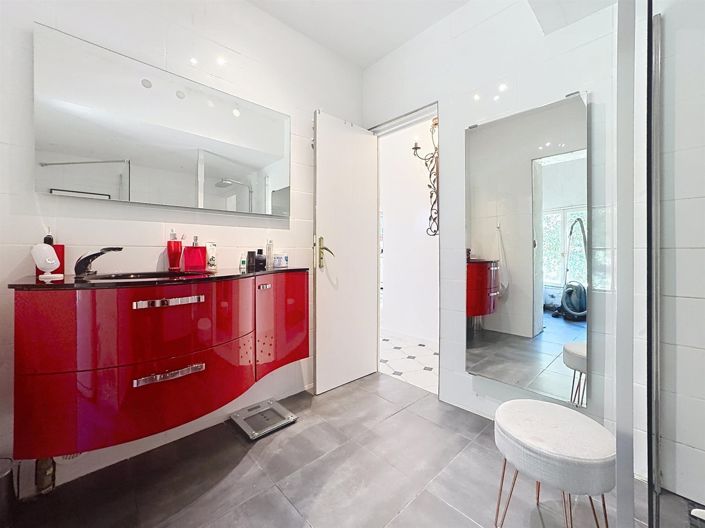 Image No.20-4 Bed House for sale