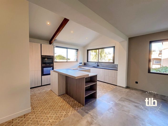 Image No.13-5 Bed Property for sale