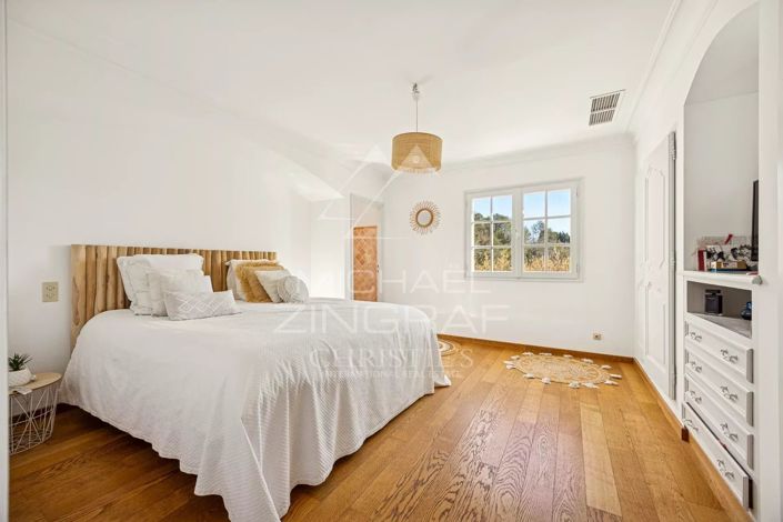 Image No.8-8 Bed House for sale