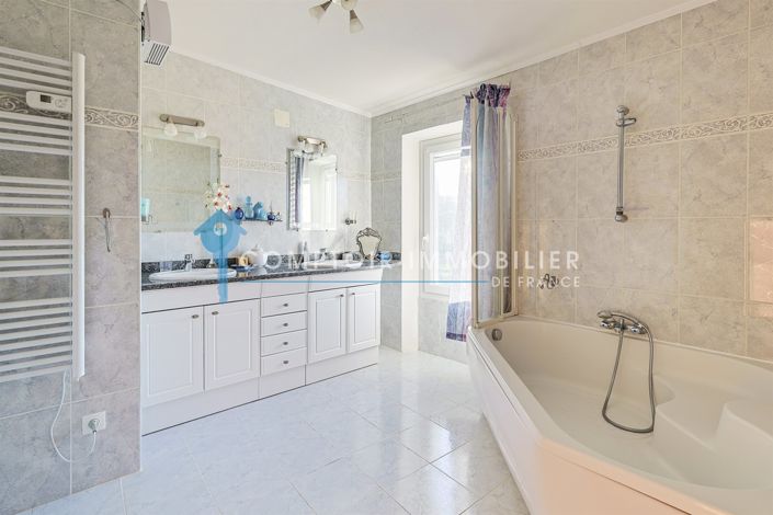 Image No.9-5 Bed House for sale