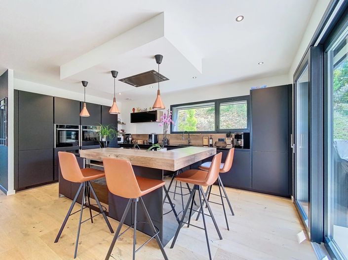 Image No.8-5 Bed House for sale