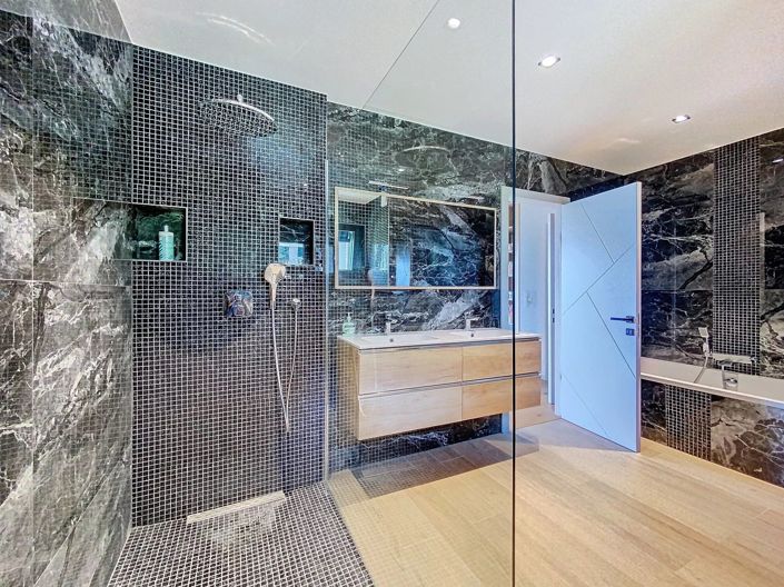 Image No.8-5 Bed House for sale