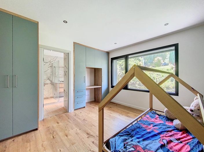 Image No.9-5 Bed House for sale