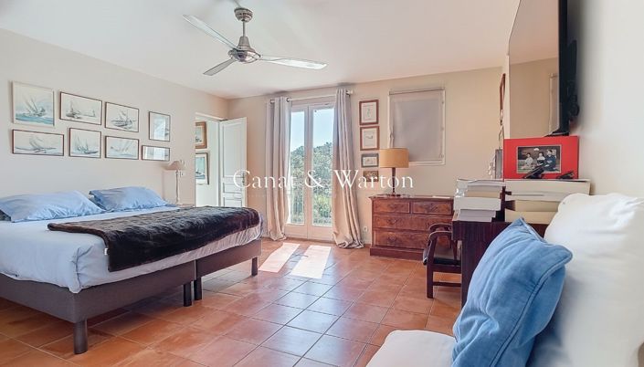 Image No.10-5 Bed Property for sale