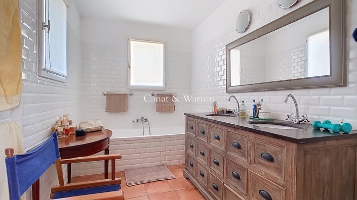 Image No.11-5 Bed Property for sale