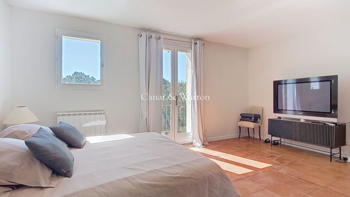 Image No.15-5 Bed Property for sale