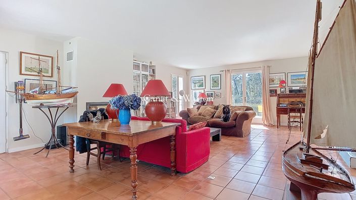 Image No.6-5 Bed Property for sale