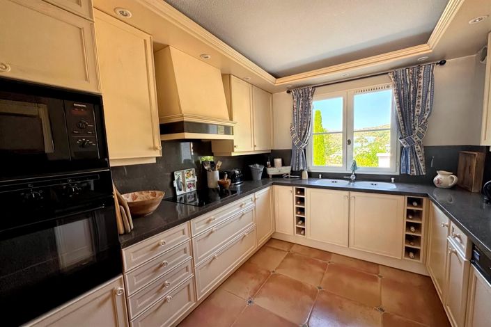 Image No.12-4 Bed House for sale