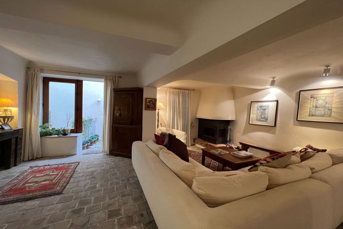 Image No.2-4 Bed House for sale