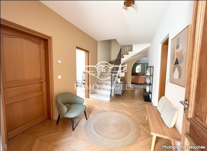 Image No.8-5 Bed House for sale