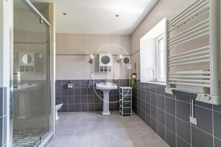 Image No.10-6 Bed House for sale